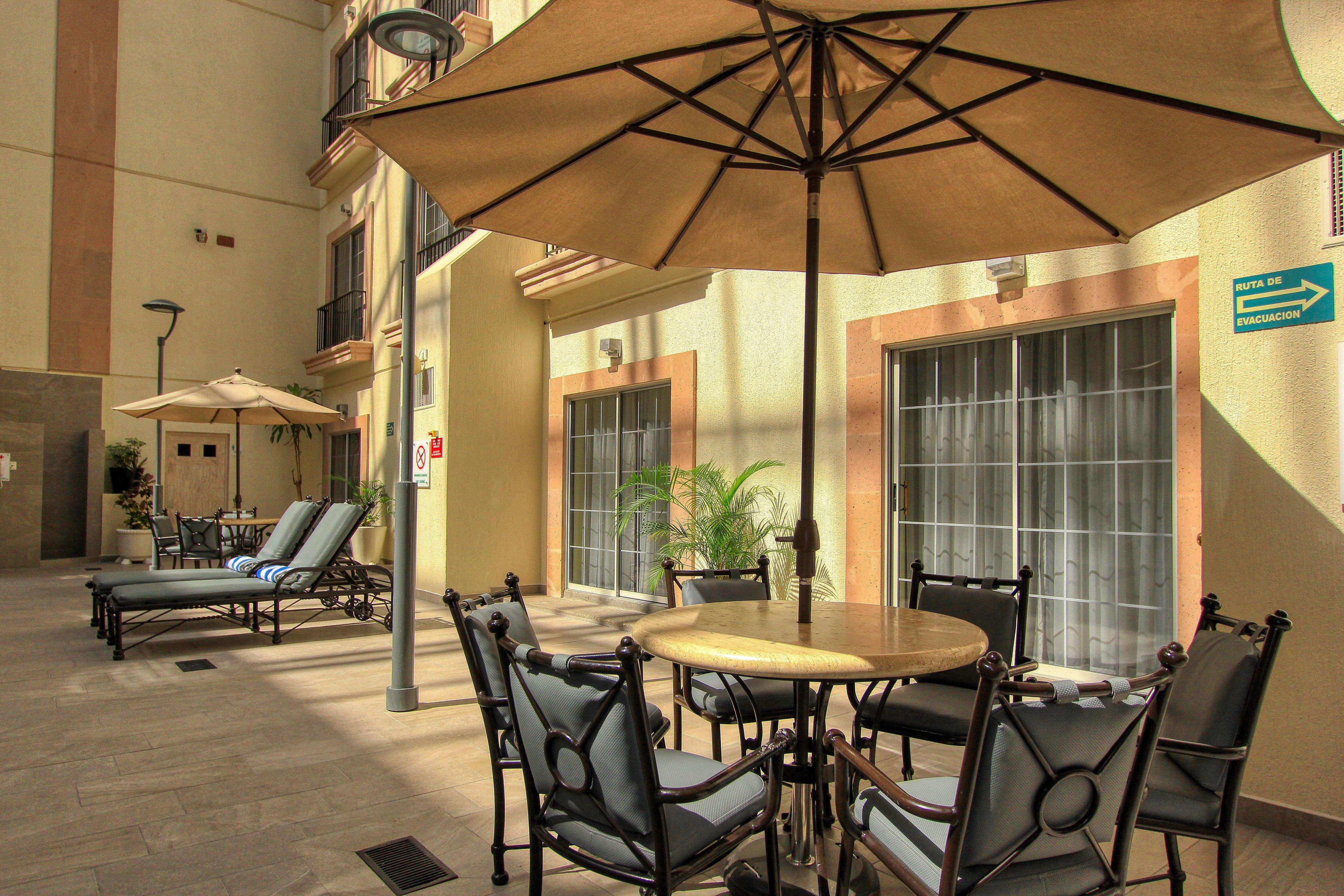 Holiday Inn Leon By Ihg Экстерьер фото