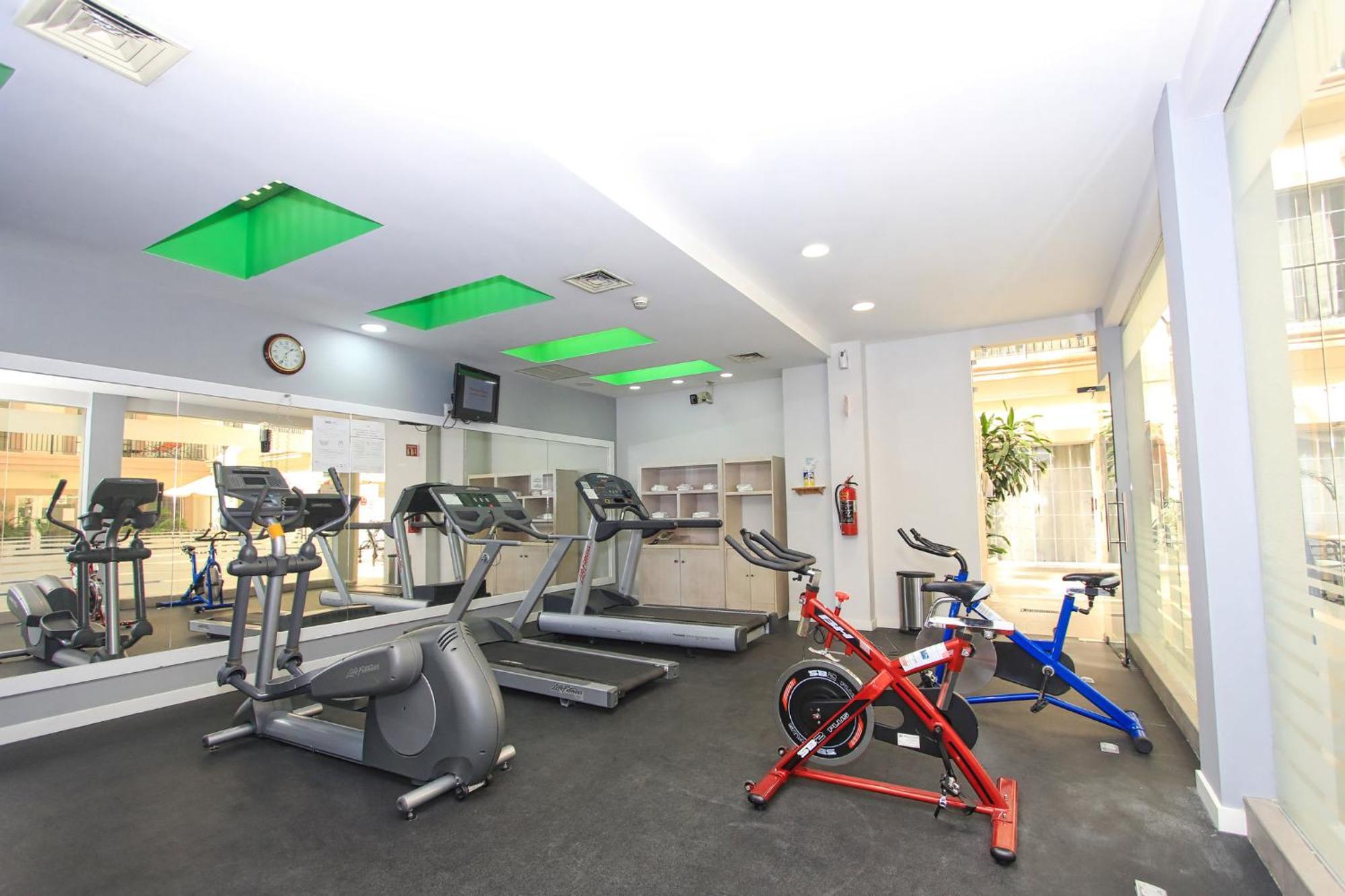 Holiday Inn Leon By Ihg Экстерьер фото