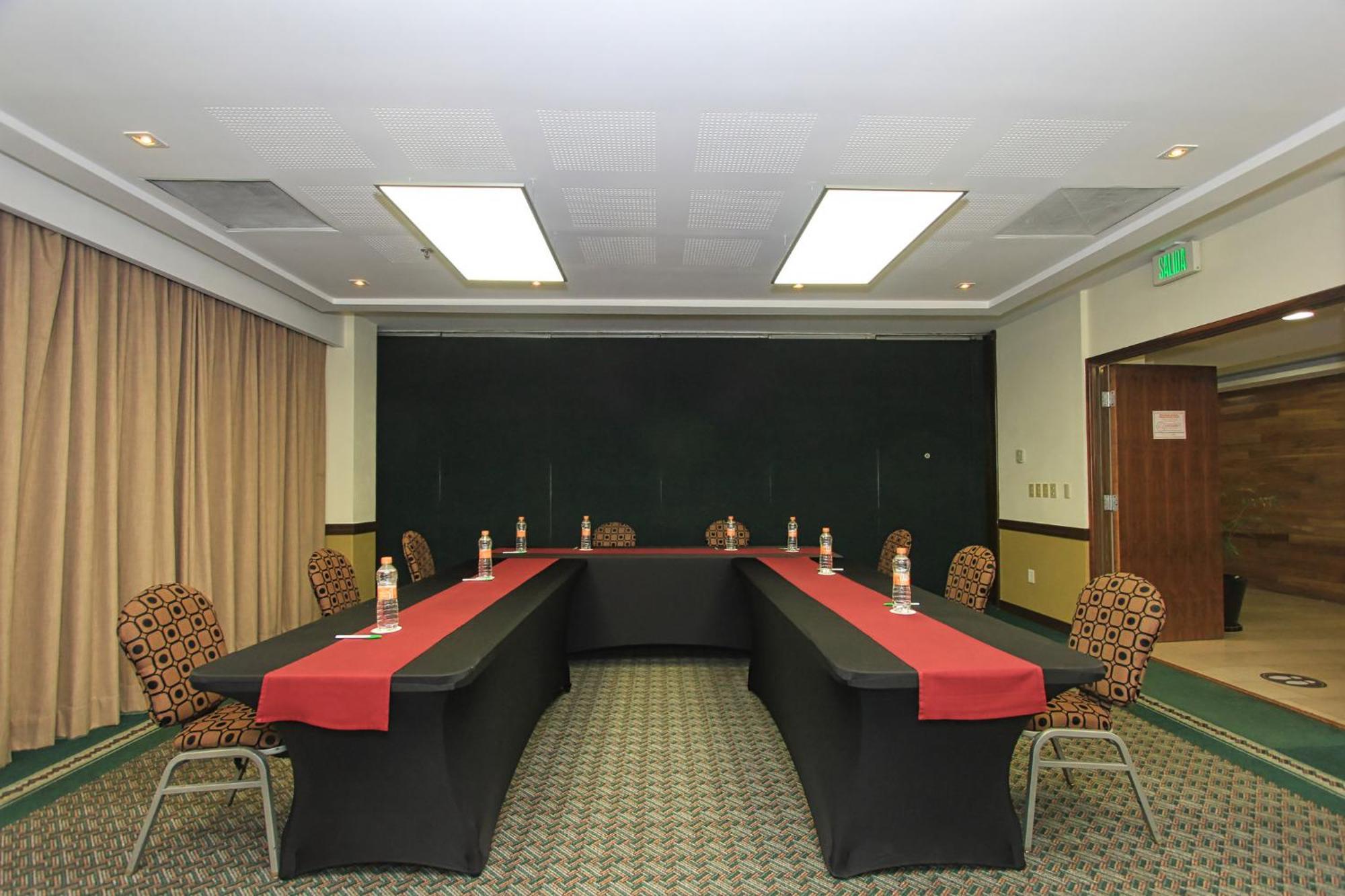 Holiday Inn Leon By Ihg Экстерьер фото
