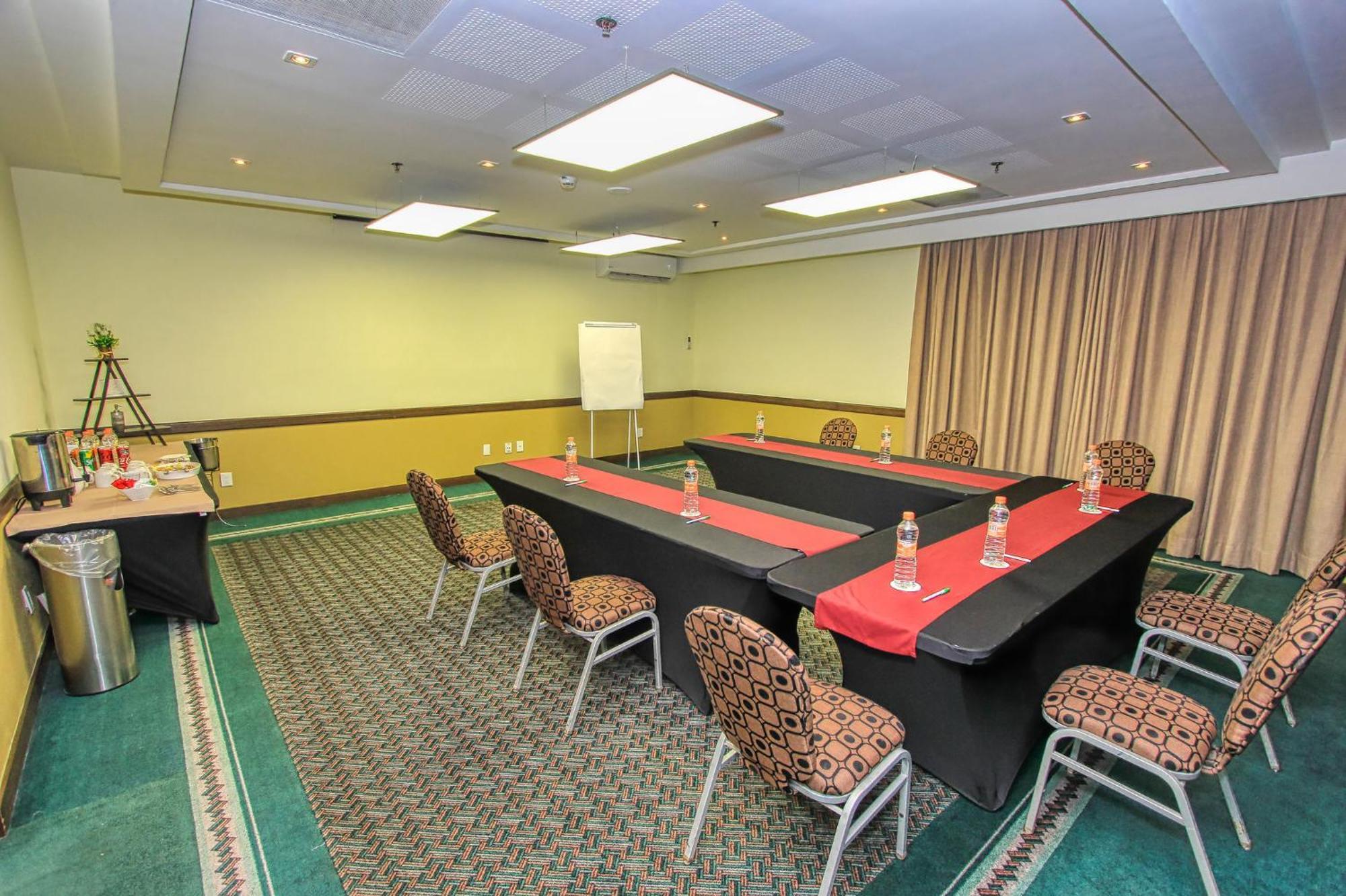 Holiday Inn Leon By Ihg Экстерьер фото